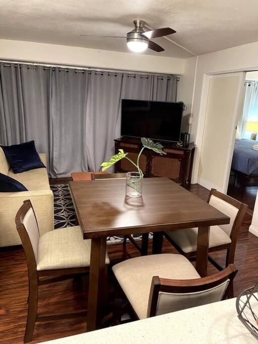 Apartment 12th Fl Royal Aloha With Parking Mtn Canal View *